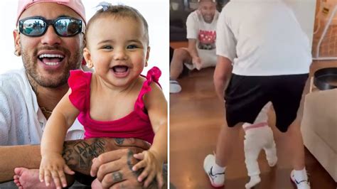 Filha caçula de Neymar Jr Mavie encanta web ao dar os primeiros