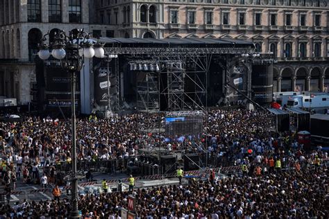 Concerto Radio Italia Live Folla In Duomo Corriere It