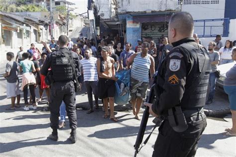 Operação Policial No Complexo Do Alemão No Rio De Janeiro Deixa Ao