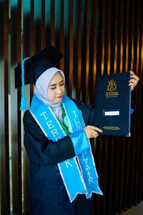 Menjadi Lulusan Terbaik I Ipol Fuf Nurul Sakinah Harapkan Wisudawan Mengharumkan Nama Almamater