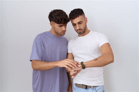 Casal Homossexual Gay Parado Sobre Fundo Branco Verificando O Tempo No Pulso Observando Relaxado