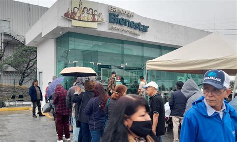 Hacen Largas Filas En Banco Bienestar Bajo La Lluvia