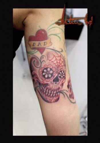 Tatuaje De Una Calavera Mexicana Con Flores En Los Ojos Y Nariz De