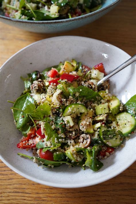 Sch Ner Salat Mit Quinoa Tricolore Zucchini Pilzen Paprika