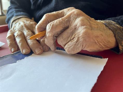 Manos Arrugadas Sosteniendo Un Bol Grafo Para Escribir En Papel En