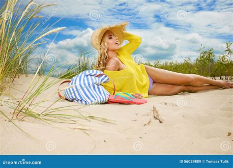 Fille Blonde Sexy Sur La Plage Image Stock Image Du Peau Adulte