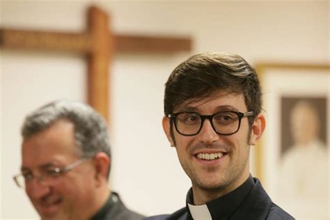 Father Damian, the Spanish priest who is making a splash at TikTok ...