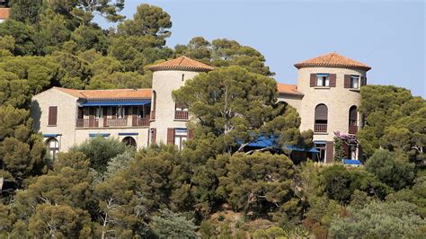 Carla Bruni son château idyllique à flanc de falaise au Cap Nègre