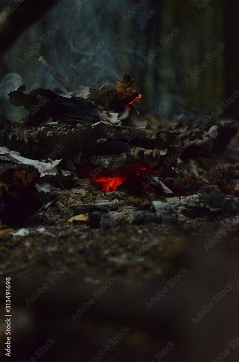 Foto De Glowing Embers In Hot Red Color The Hot Embers Of Burning Wood Log Fire Firewood
