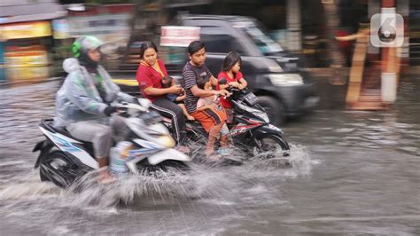 Musim Hujan Potensi Bahaya Berkendara Motor Semakin Tinggi Ini Cara