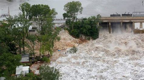 Breaking:Dam break in Iowa causes massive flooding | Newsandstuff101