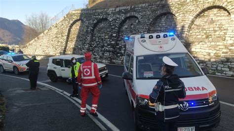 Incidente In Via Statale Per Lecco Auto Va In Testa Coda Strada