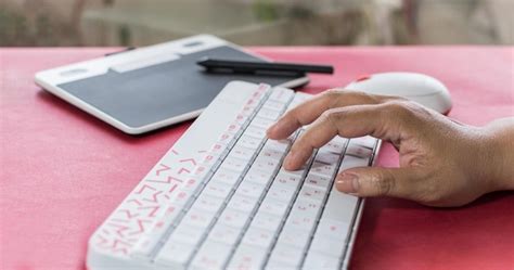 M O De Uma Mulher Digitando Em Um Teclado Branco Letras Vermelhas