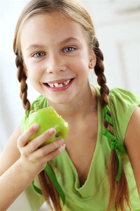 Petite Fille Mangeant Des Pommes Photo Stock Image Du Sain R Gime