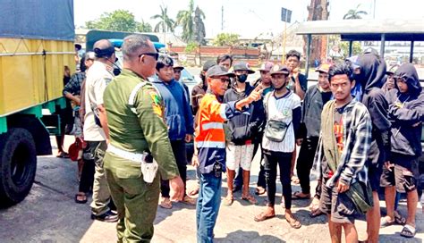 Nusabali Puluhan Bonek Dipulangkan Ke Jawa