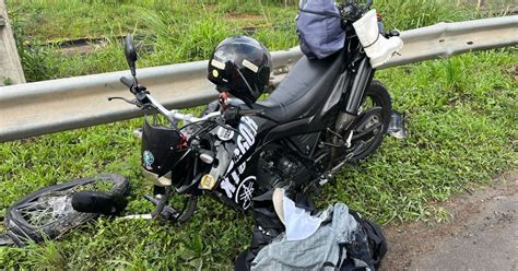 Motociclista fica gravemente ferido após colidir em estrutura de ponte