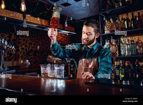 Bartender bart -Fotos und -Bildmaterial in hoher Auflösung – Alamy
