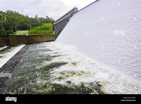 Tinaroo falls dam hi-res stock photography and images - Alamy