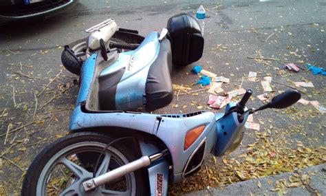 Palermo Scontro Tra Auto E Scooter In Corso Calatafimi Due Feriti E