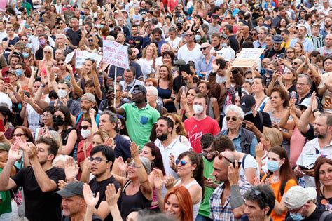 Green Pass A Roma Disordini Alla Manifestazione Scontri Con La