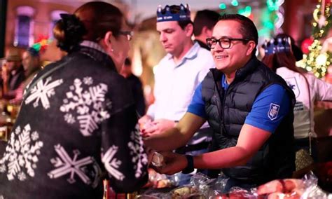 DISFRUTAN LEONESES TRADICIONAL ROSCA DE REYES EN PLAZA PRINCIPAL