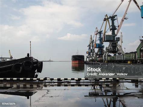 Bongkar Muat Kapal Tanker Dan Muat Ke Kereta Barang Di Pelabuhan Batu