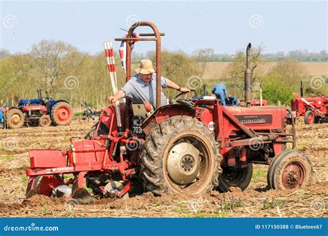 El Massey Rojo Viejo Fergusen El Tractor En El Partido De Arado Foto De