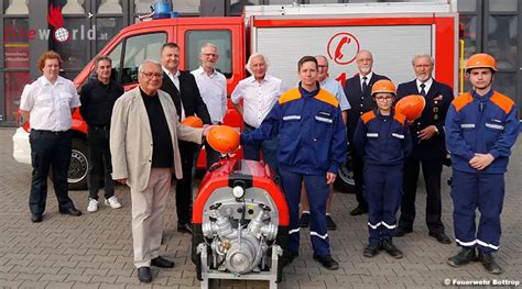 D Jugendfeuerwehr Freut Sich Ber Neue Helme Und Eine Fahrzeugpumpe