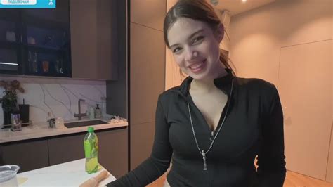 УФФ АКУЛИЧ ПОКАЗАЛА ГРУДЬ - YouTube