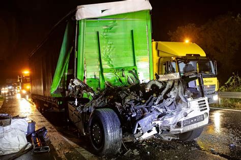 Unfall Auf B43a Nahe Hanau Lkw Rast Ungebremst In Stauende