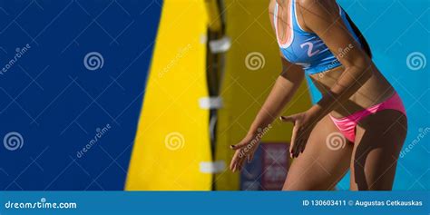 Un Atleta De Sexo Femenino Del Voleibol De Playa En La Corte De Voleibol Imagen De Archivo