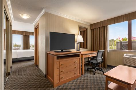 Holiday Inn Hotel & Suites North Vancouver, an IHG Hotel District of ...