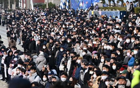 부산 해운대해수욕장서 3년 만에 해맞이 행사 ˝반갑다 계묘년˝ 부산의 대표 정론지 국제신문