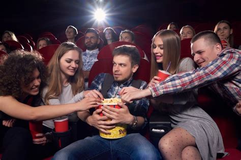 Amigos Y Parejas Viendo Películas Interesantes En La Gran Sala De Cine