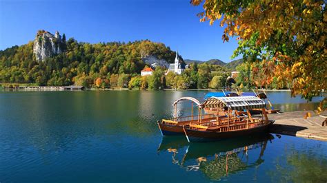 Jezioro Bled Góry Drzewa Łódki Zamek Bled Kościół Triglavski Park