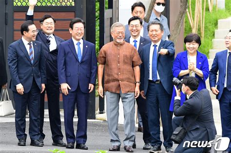 이재명 대표 등 민주당 지도부 평산마을 찾아 네이트 뉴스