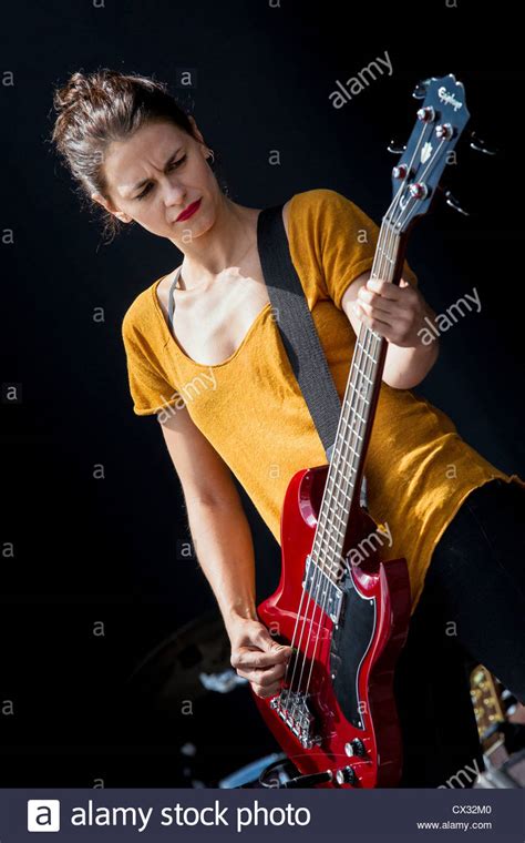 Weibliche Bassisten Die Live Stockfoto Bild 50469776 Alamy