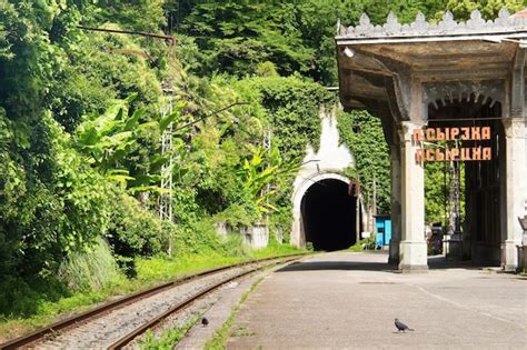 Estación de tren de psyrtskha túnel de tren a través de la montaña