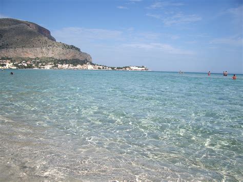 Spiaggia di Mondello come i Caraibi: il doppio volto del lido dei