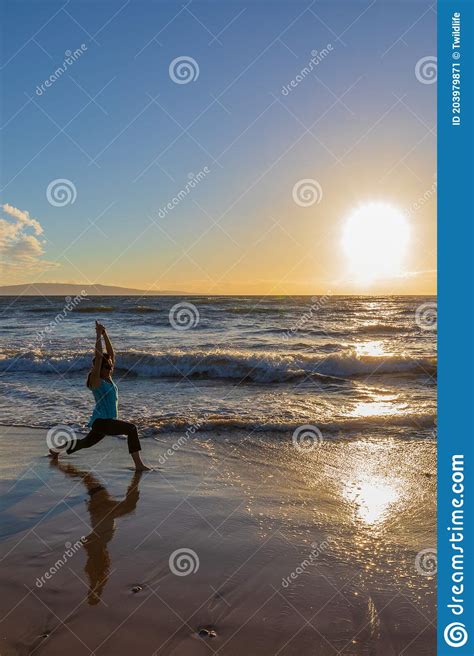 Practicar Yoga En La Playa Al Atardecer Imagen De Archivo Imagen De