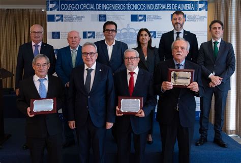 El Colegio De Ingenieros T Cnicos Industriales Entrega Su Insignia De