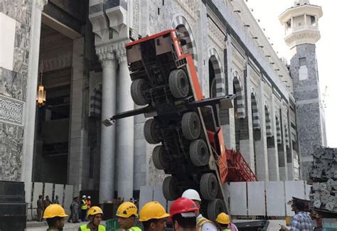 Mobile Winch Crane Collapses At Saudi S Makkah Grand Mosque