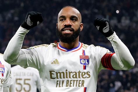 OL Lacazette lâché au mercato un départ surprise est annoncé Foot 01