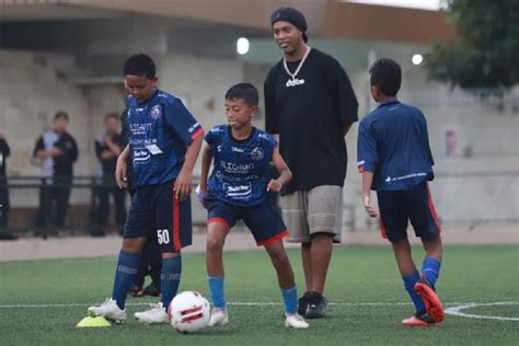 Gelar Coaching Clinic Bareng Anak Anak Indonesia Ronaldinho Bagikan