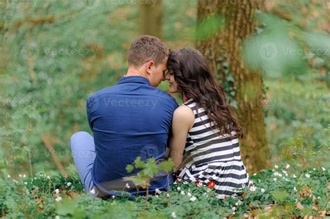 Jeune Beau Couple Amoureux Dans La Forêt Un Couple Se Serre Dans Ses