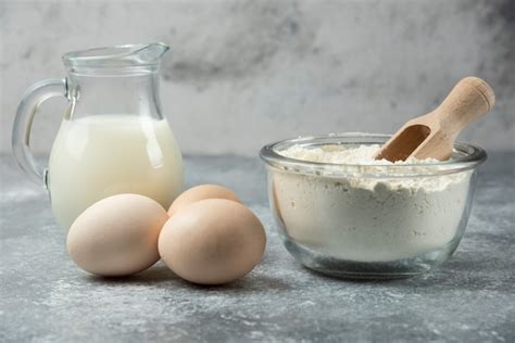 Sch Ssel Mehl Eier Und Milch Auf Marmortisch Kostenlose Foto