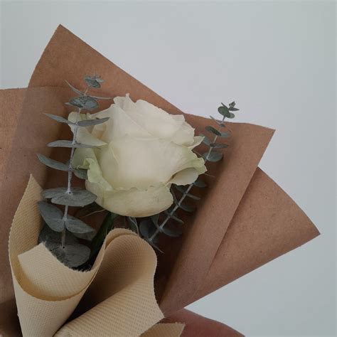 C Mo Envolver Una Rosa Con Papel Kraft Tutoriales De Floristeria