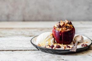 Bratapfel Mit Rosinen Und N Ssen Im Backofen