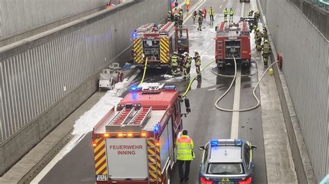 Eching Autobrand am Tunnel sorgt für Staus und einen weiteren Unfall