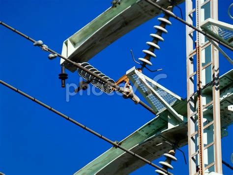 青空にそびえる送電鉄塔 No 25590294｜写真素材なら「写真ac」無料（フリー）ダウンロードok